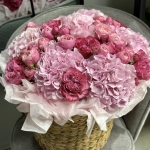 basket-arrangement-lovely:-a-crimson-dream