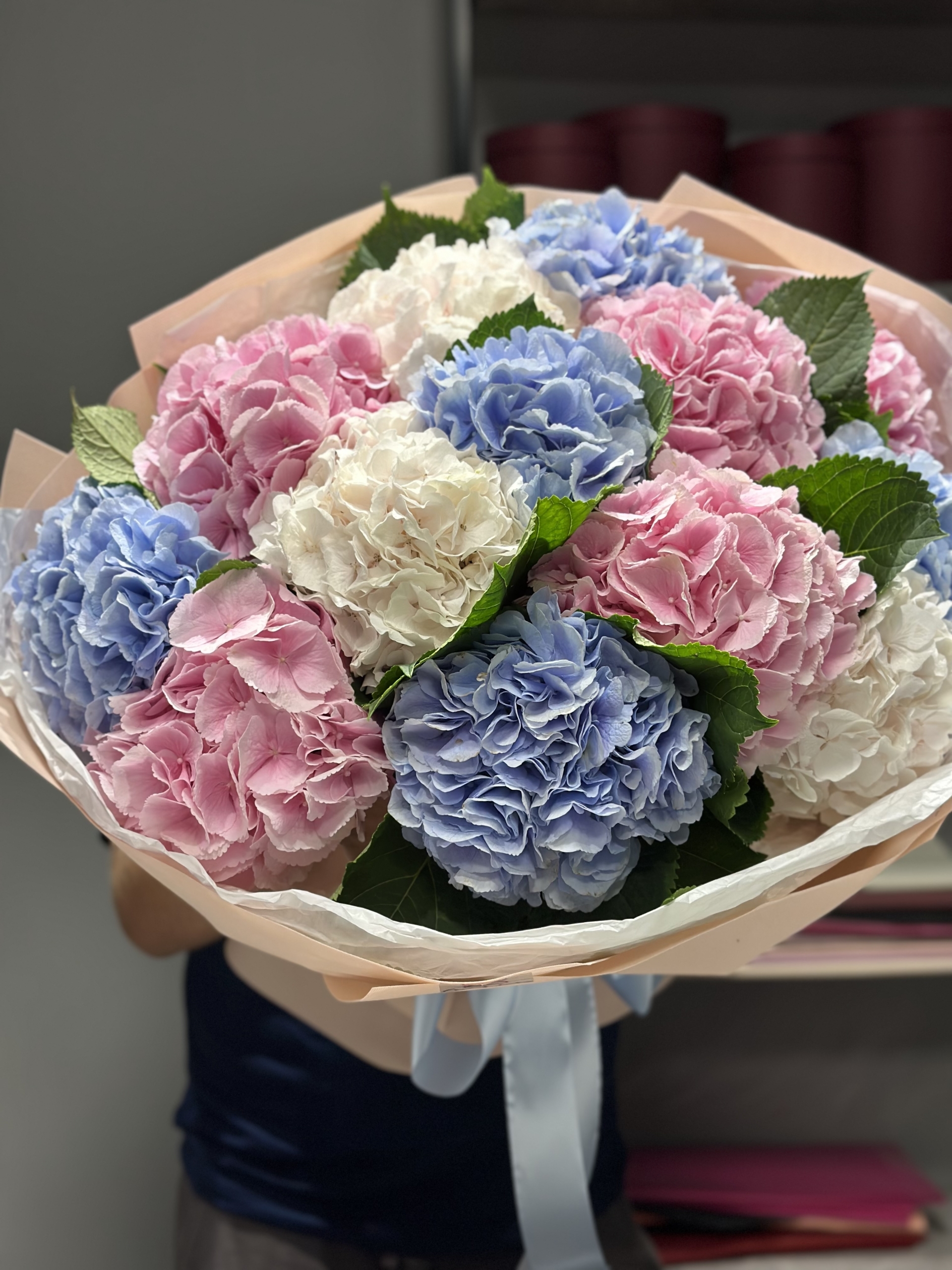 bouquet-of-hydrangeas-mystery:-a-dream-of-every-girl