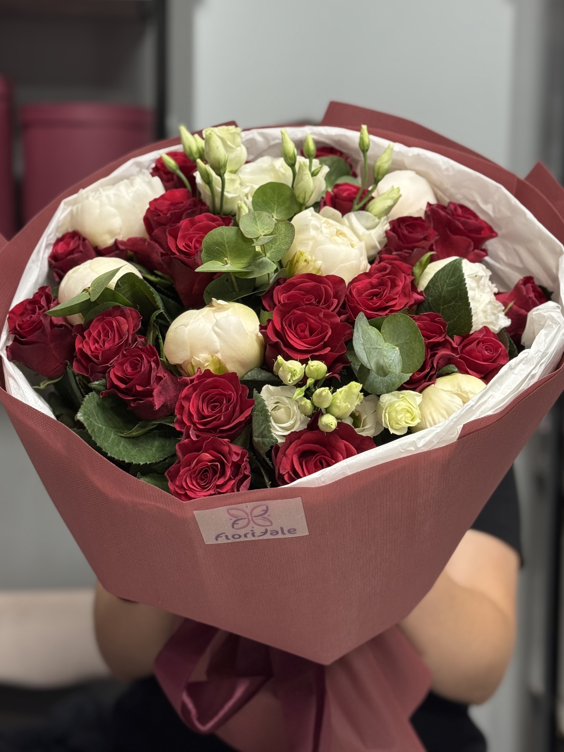 classic-bouquet-romance:-french-charm-in-floral-form