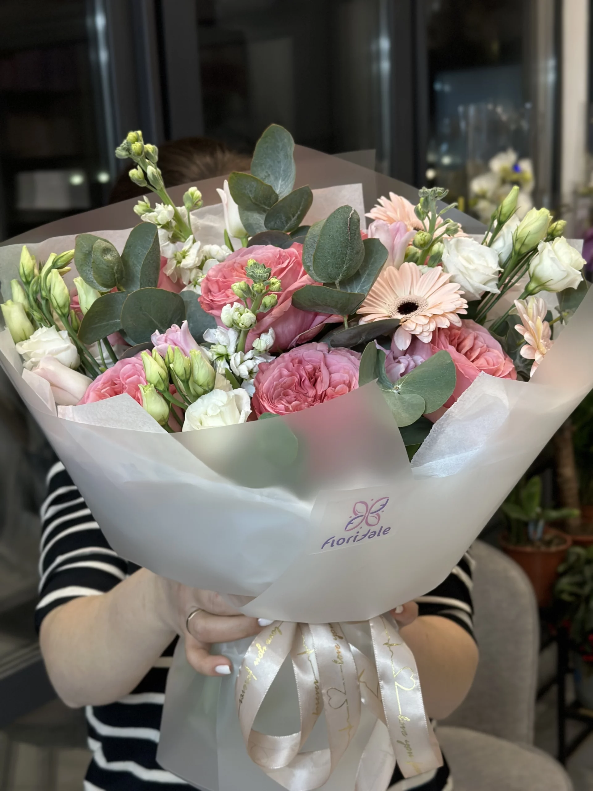 classic-bouquet-focus-on-me:-flowers-that-attract-the-attention-of-passersby